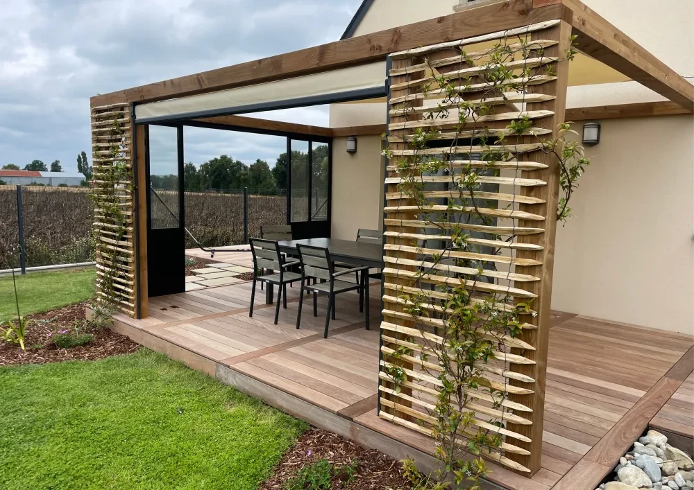 Terrasse en bois exotique avec pergola bioclimatique à toiture rétractable