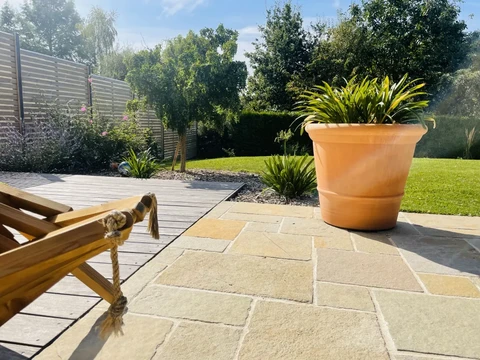 Terrasse extérieure privative ensoleillée, jardin anglais soigné