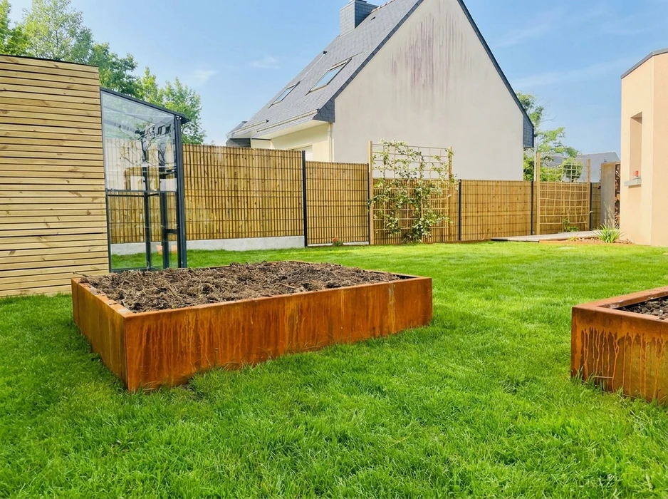 Espace extérieur résidentiel avec piscine rectangulaire, terrasse en dallage pierre, pool-house en bardage bois vertical (cèdre naturel), pergola attenante