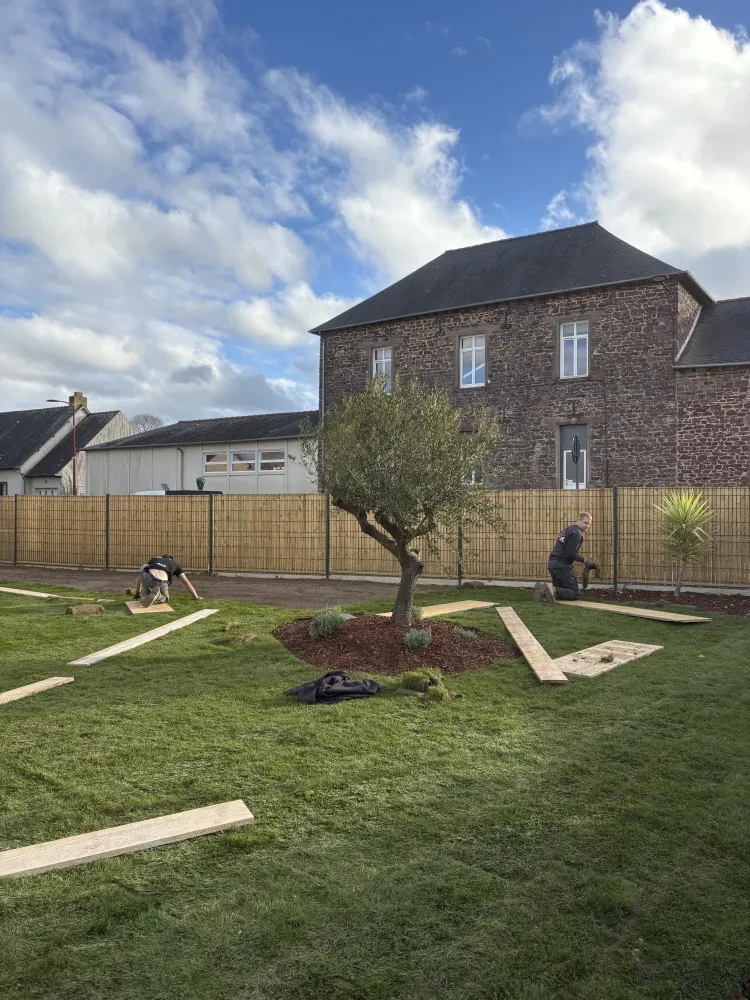 Aménagement paysager en cours dans un jardin résidentiel