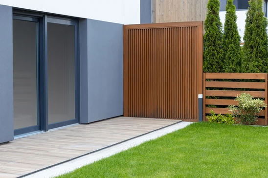 Terrasse extérieure en bois avec salon de jardin contemporain