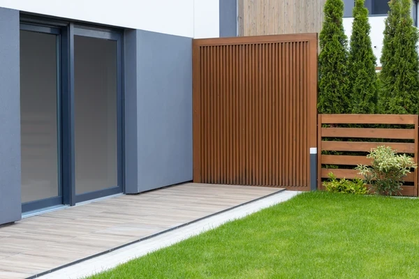 Terrasse extérieure en bois avec salon de jardin contemporain