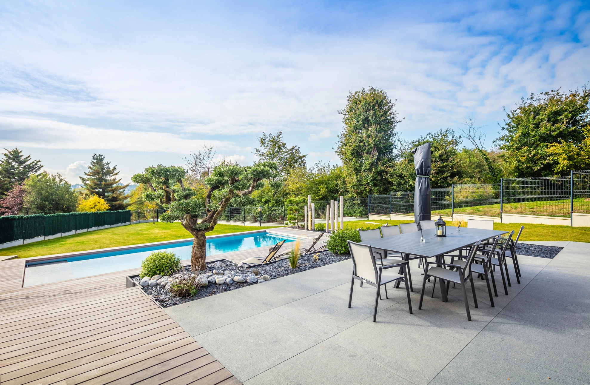Maison contemporaine à toiture plate, vue extérieure côté jardin